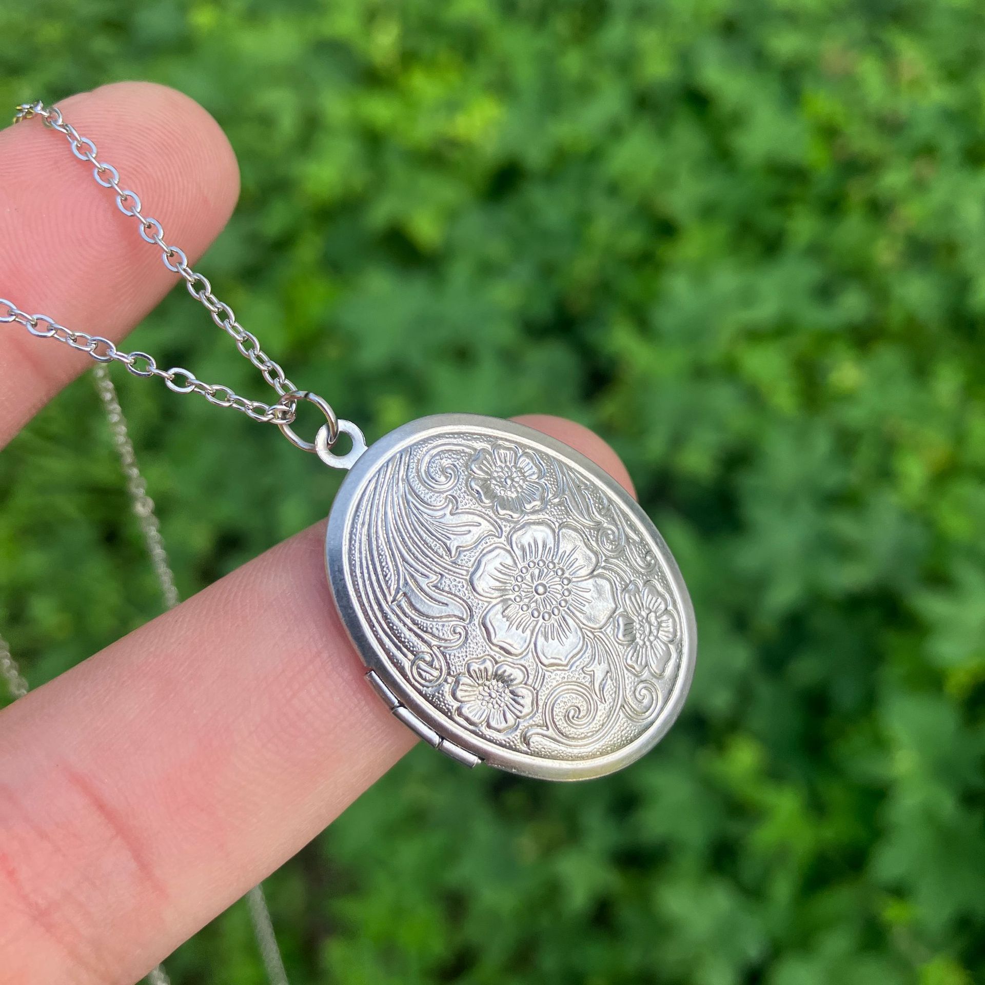 Floral Oval Heart Locket Penda - огляд і ціна Heart Locket Necklace Photo