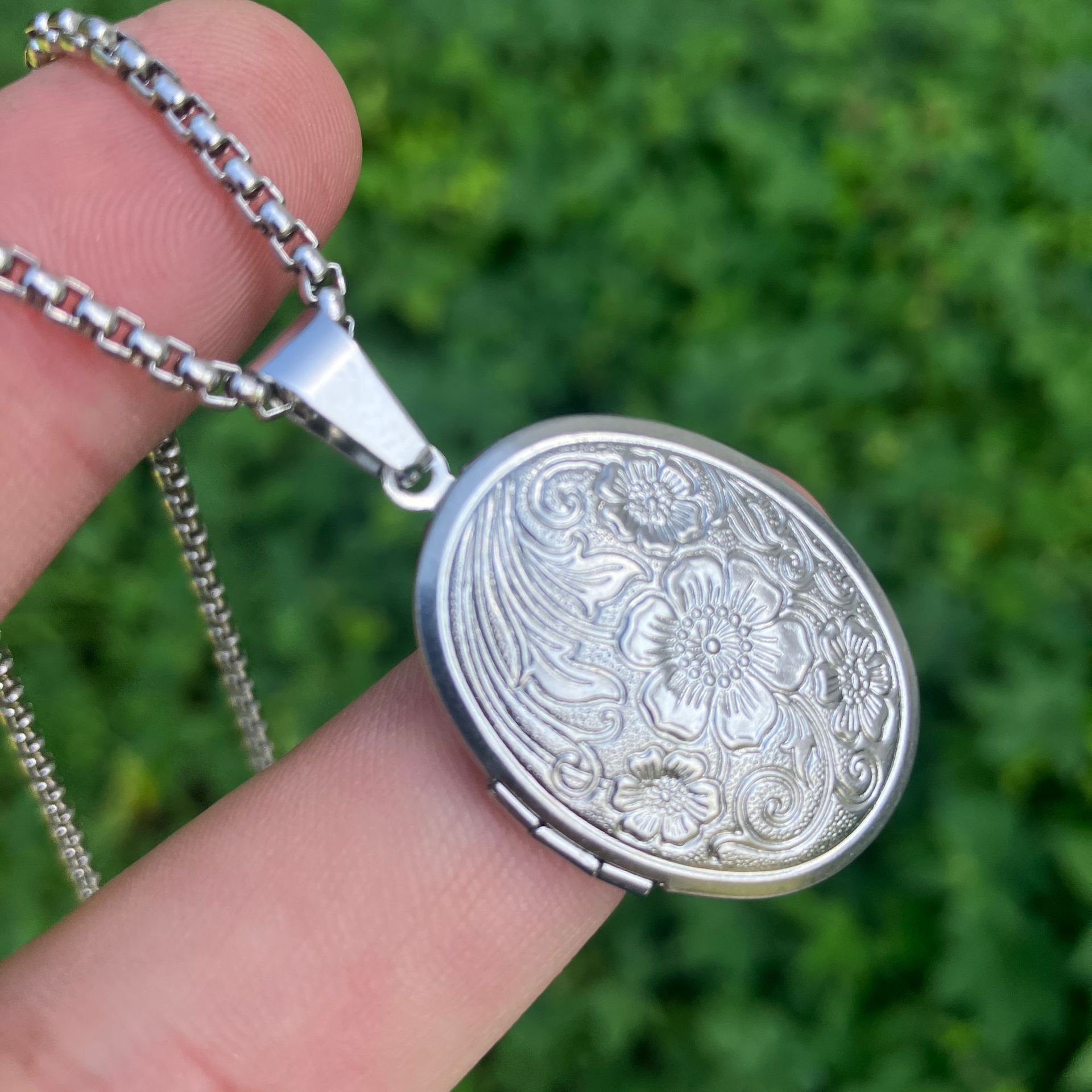 Floral Oval Heart Locket Penda - огляд і ціна Heart Locket Necklace Photo